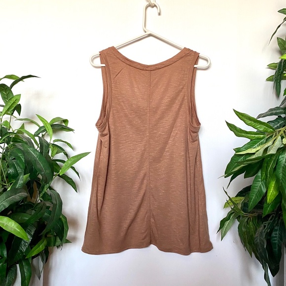 ⭐️FREE IN BUNDLE 2+⭐️ - Brown and Gold Tank - Picture 2 of 2